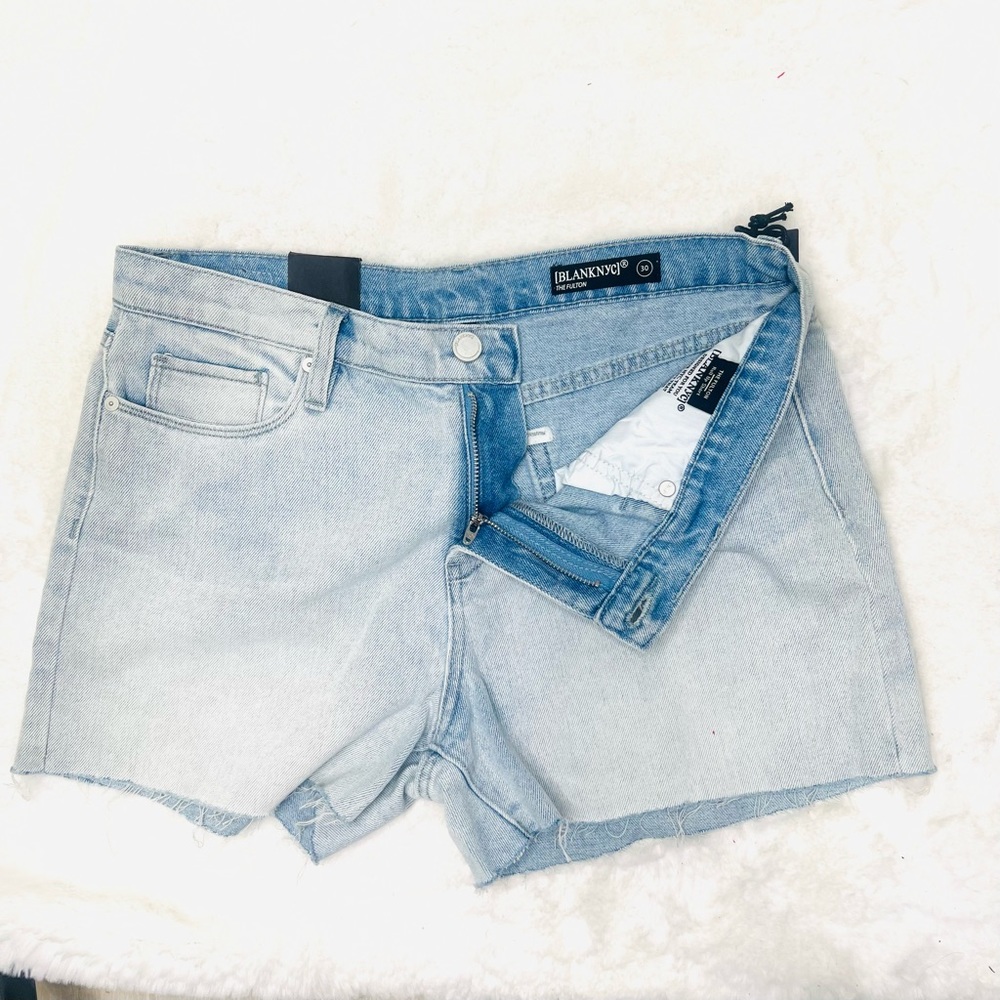 BLANK NYC The Fulton Light Wash Raw Hem Blue Jean High Waist Shorts Size 30 - Picture 7 of 9